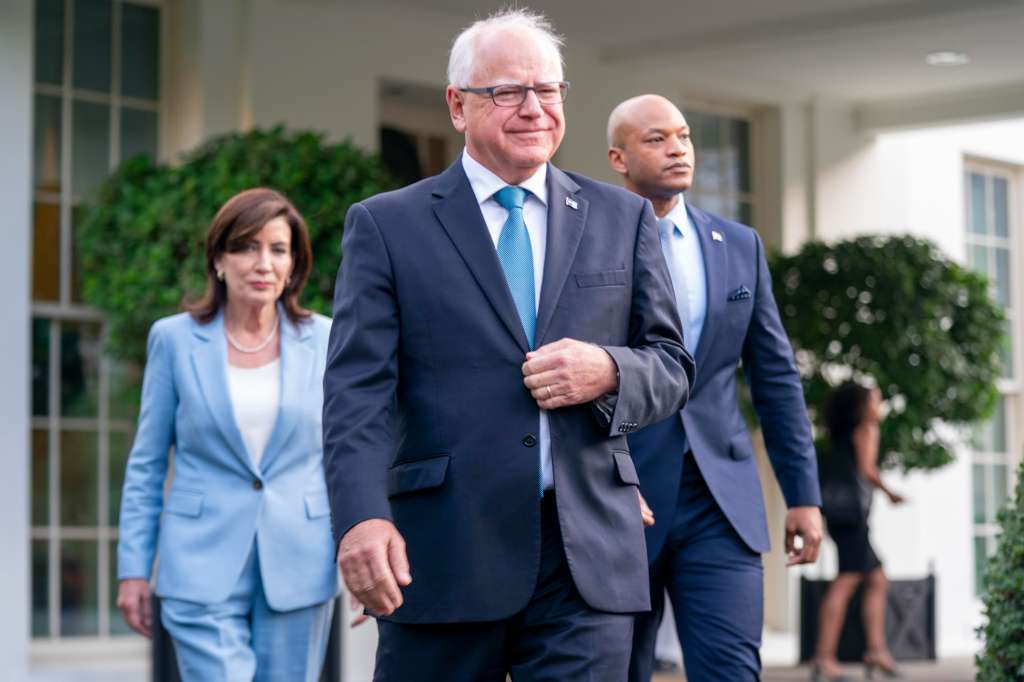Washington (United States), 04/07/2024.- Minnesota Governor Tim Walz (C), New York Governor Kathy Hochul (L) and Maryland Governor Wes Moore (R) walk out of the West Wing to deliver remarks to the news media following their meeting with US President Joe Biden at the White House in Washington, DC, USA, 03 July 2024. President Biden is meeting with key Democratic allies as he tries to control the damage from his poor debate performance. (Nueva York) EFE/EPA/SHAWN THEW