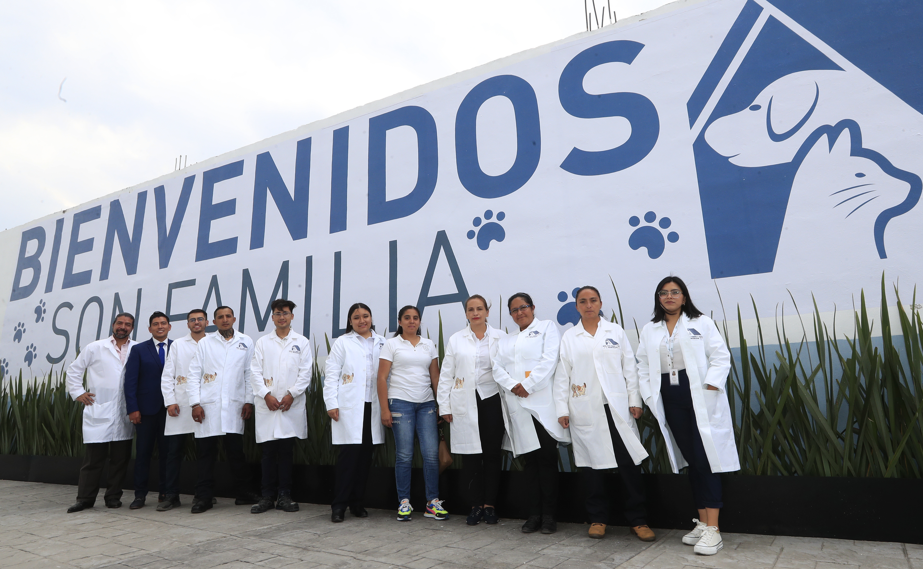 MEX6063. CIUDAD DE MÉXICO (MÉXICO), 25/05/2023.- Un grupo de veterinarios del hotel para perros y gatos, posan hoy en Ciudad de México (México). Con el objetivo de crear conciencia sobre los animales abandonados en calles de México, este martes se inauguró en la capital del país el primer hotel para perros y gatos que viven esta situación, el cual brinda estancia, veterinaria, esterilización, estética y adopción de manera gratuita. EFE/Mario Guzmán
