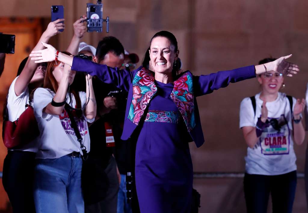 CIUDAD DE MÉXICO, 03/06/2024.- La oficialista Claudia Sheinbaum, ganadora de la elección, saluda a simpatizantes la madrugada de este lunes en la plancha del Zócalo en la Ciudad de México (México). La oficialista Claudia Sheinbaum hizo historia este lunes al convertirse en la primer mujer en ganar unas elecciones presidenciales en México tras una jornada que resultó en un triunfo que superó las altas expectativas del movimiento del presidente, Andrés Manuel López Obrador. EFE/Mario Guzmán