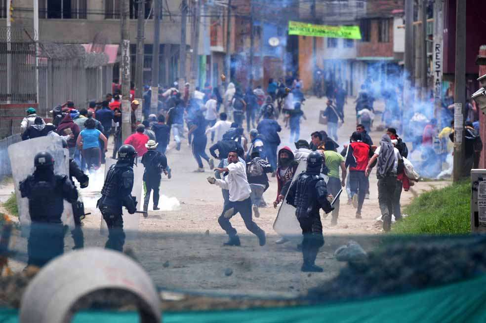 Enfrentamientos en el sur de la ciudad entre la Policía y manifestantes durante el paro agrario. / Óscar Pérez