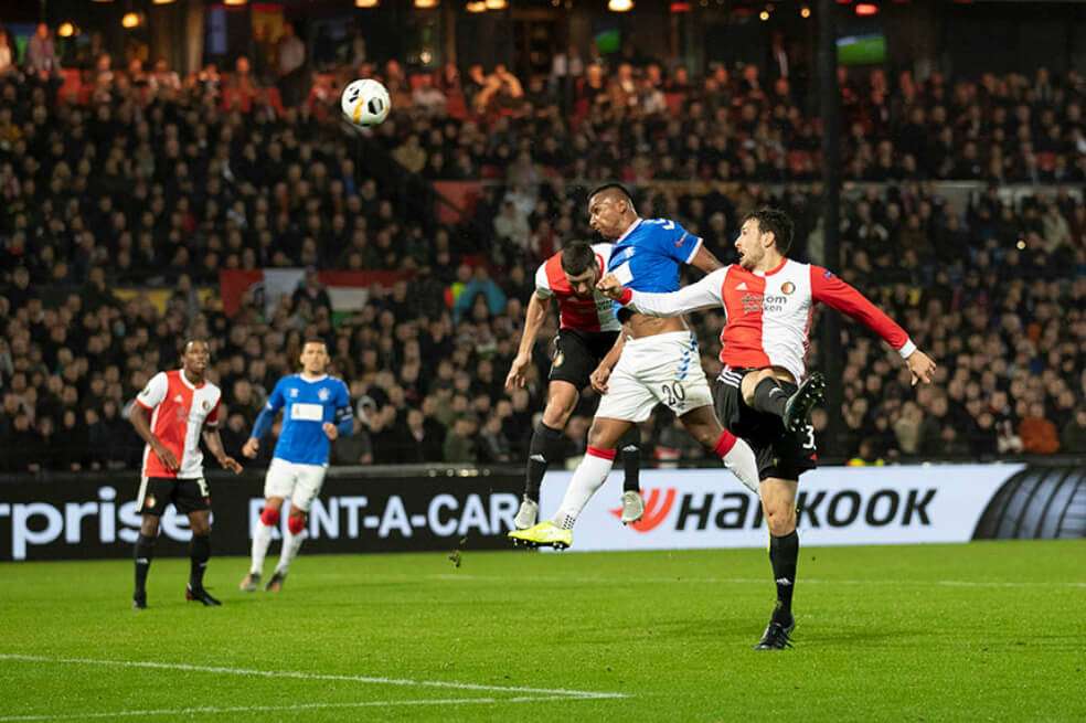 Momento en el que Alfredo Morelos cabecea para anotar el segundo gol del Rangers frente al Feyenoord. / @RangersFC