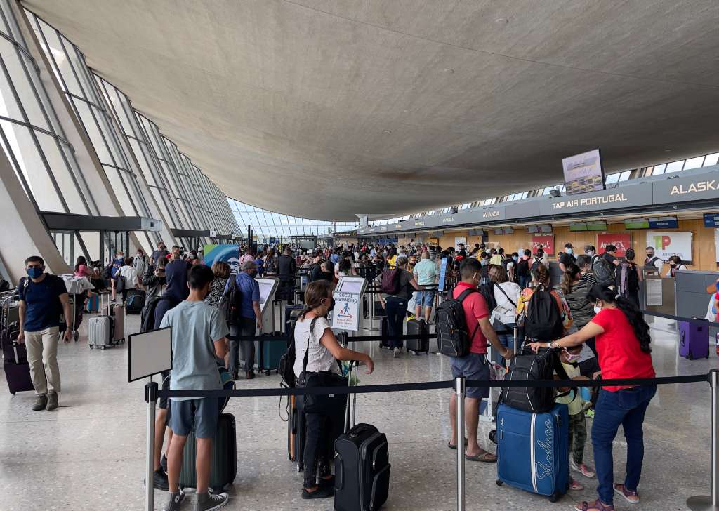 Además, los Centros para el Control y la Prevención de Enfermedades (CDC) también exigirán a las aerolíneas recopilar información sobre los pasajeros para rastrear posibles contagios.