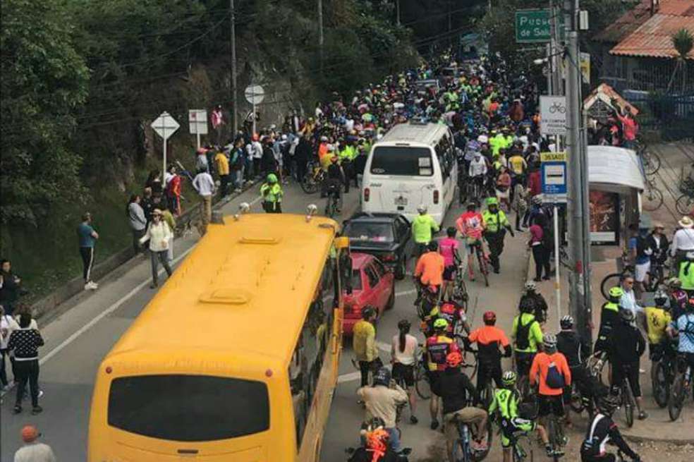 Los biciusuarios se tomaron la vía a La Calera. / Cortesía
