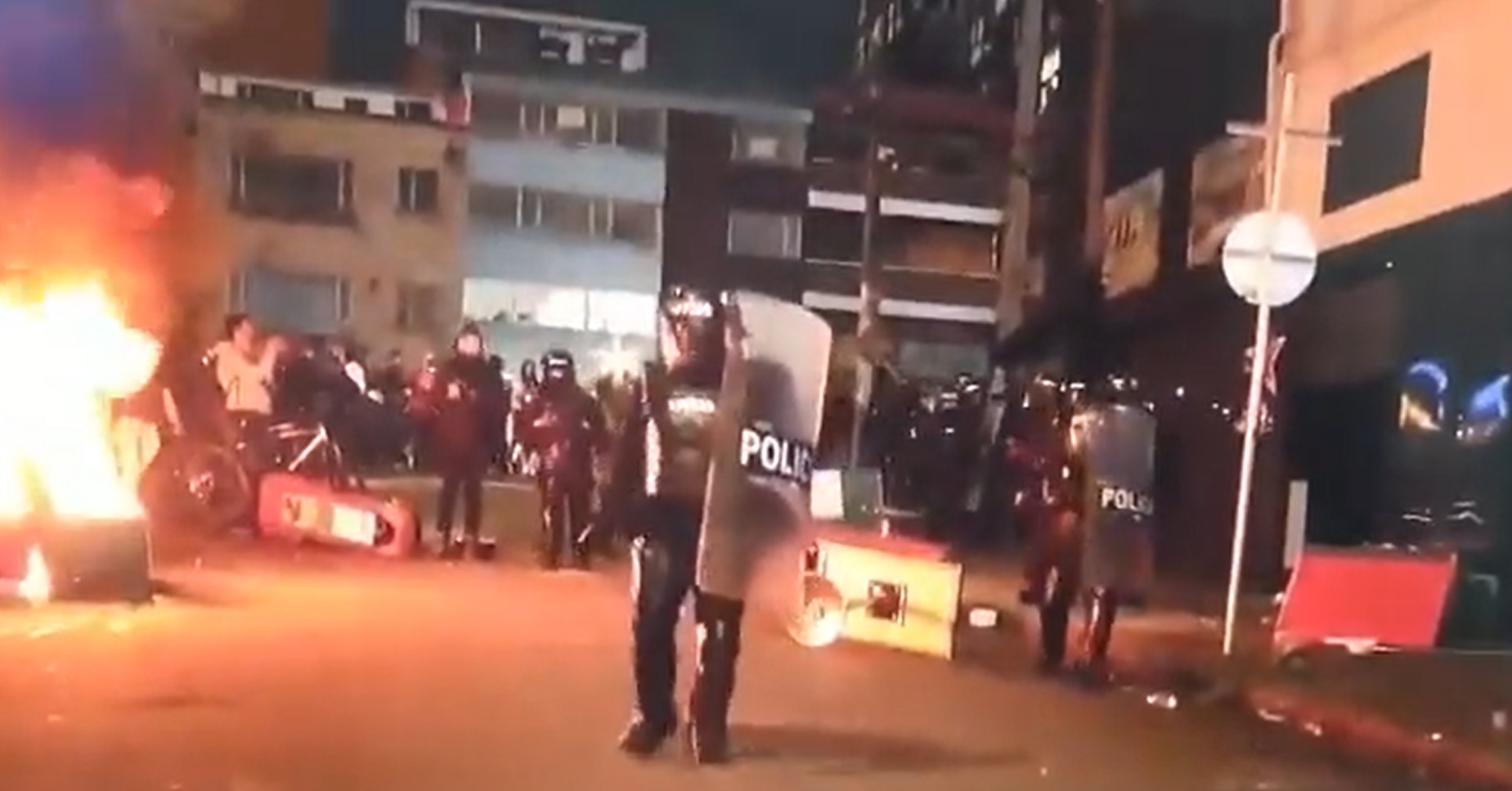 Las autoridades tuvieron que hacer presencia en el sitio para controlar las protestas.