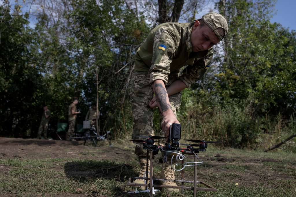 Miembros del regimiento Aquiles de Ucrania, especializado en guerra con drones, entrenan en la región de Járkov el 2 de septiembre de 2025.