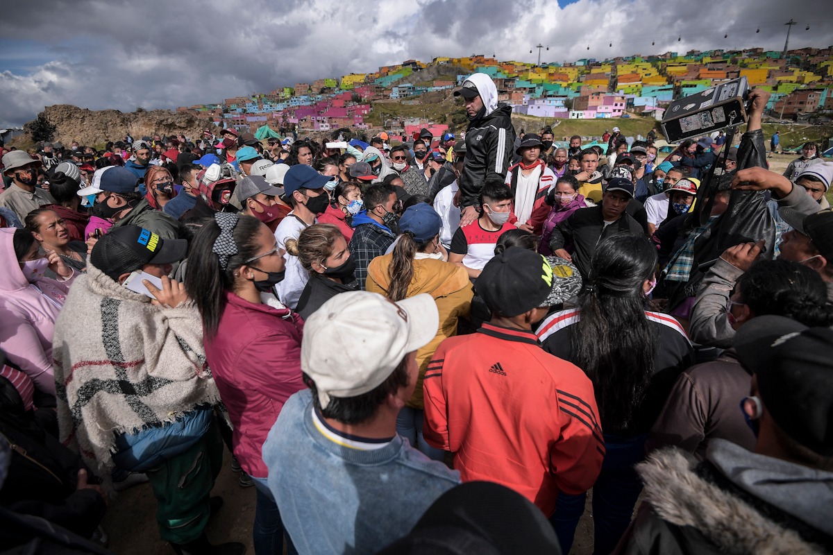 Varias personas reunidas
