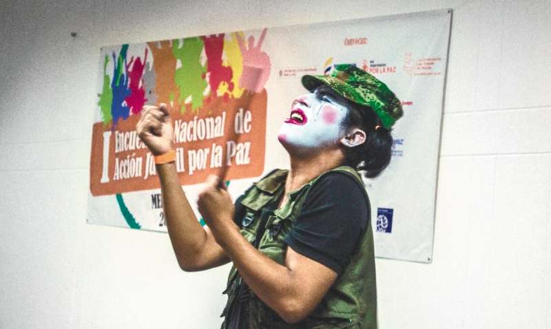 El grupo de teatro Nariz Obrera de la Comuna 3 de Medellín presentó una obra criticando el reclutamiento. / Germán Moreno