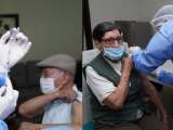 Don Carlos y doña Elvira, los primeros adultos mayores en ser vacunados en Bogotá