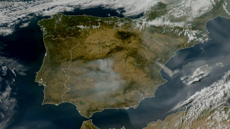 Madrid, 26 jul (EFE).- El humo de los incendios del centro de la Península es visible desde el satélite Meteosat, según ha informado este domingo la Agencia Estatal de Meteorología (Aemet), tras quemarse 77.000 hectáreas en las provincias limítrofes de Madrid, Toledo y Ávila. EFE / EUMETSAT ***SOLO USO EDITORIAL / SOLO USO DISPONIBLE PARA ILUSTRAR LA NOTICIA QUE ACOMPAÑA/ (CRÉDITO OBLIGATORIO)***