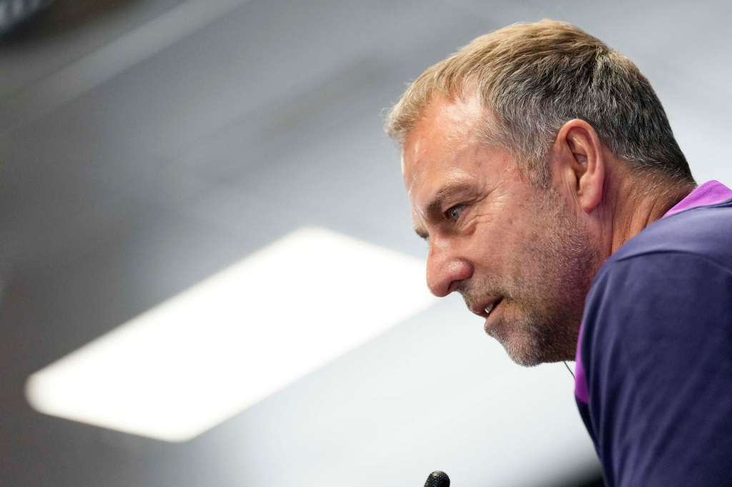 GRAFCAT2417. SANT JOAN DESPÍ (BARCELONA), 12/05/2026.- El entrenador del FC Barcelona, Hansi Flick, durante la rueda de prensa posterior al entrenamiento que han realizado este martes en las instalaciones de la Ciudad Deportiva Joan Gamper. EFE/Enric Fontcuberta.