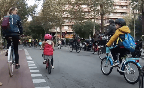 Bicibús en Barcelona: niños van “en bici al colegio”