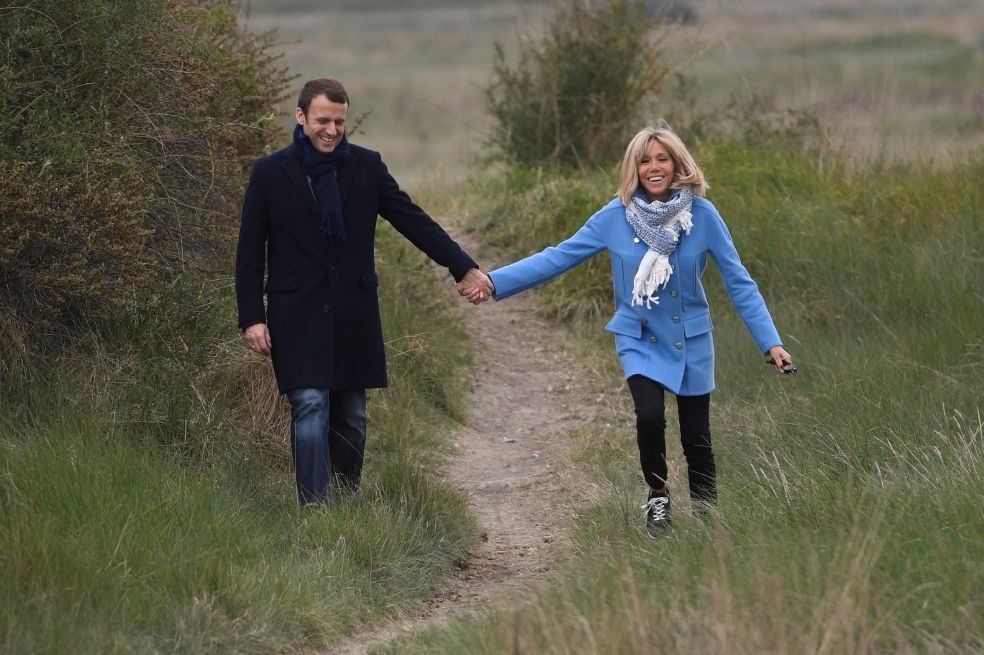 Emmanuel Macron y su esposa, Brigitte Trogneux, son los nuevos anfitriones del Elíseo. /