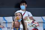 Tom Daley, el deportista que teje en la tribuna de los Juegos Olímpicos