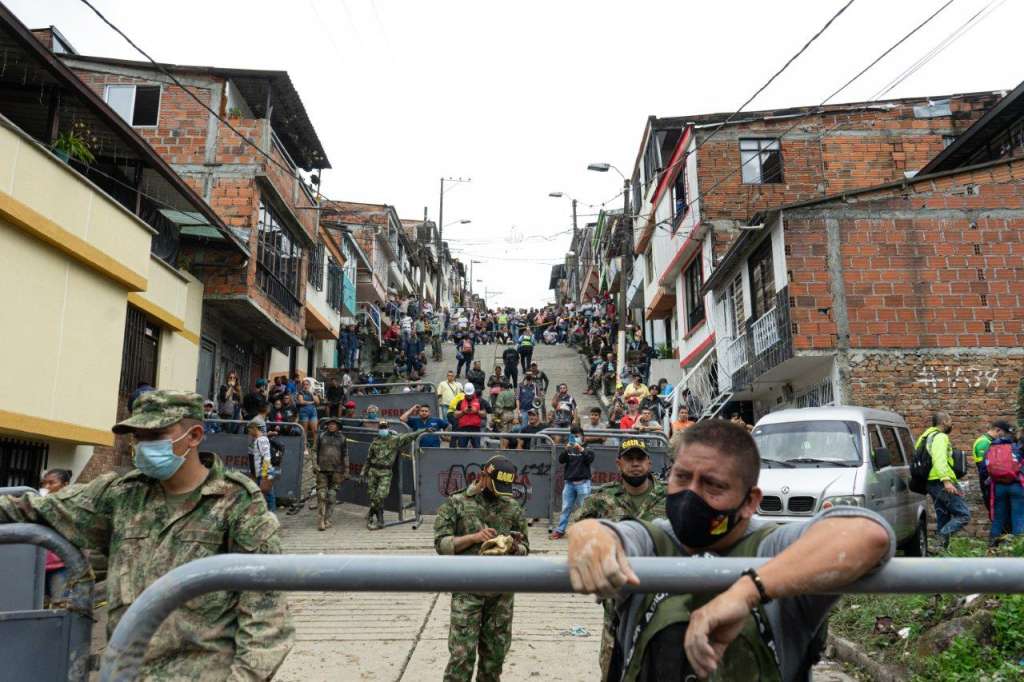 Varios militares ubicaron vallas para rodear la zona del desastre ayer en Dosquebradas.