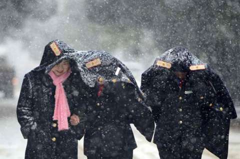Washington sigue bloqueada luego de nevada histórica que causó 25 muertos