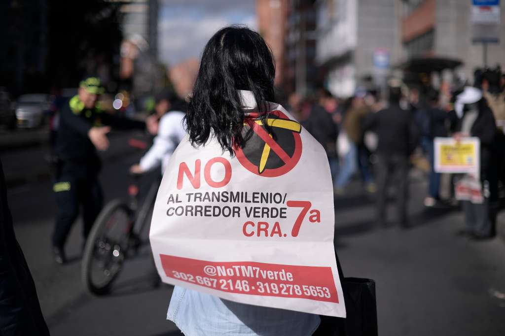 La carrera séptima con calle 72 fue escenario del plantón que protagonizaron opositores al proyecto, quienes recogieron casi 20.000 firmas en contra de la obra. A pesar de esto, el Distrito dice que sigue adelante.