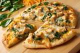 Pizza de pollo con base de papa, la receta para empezar la semana