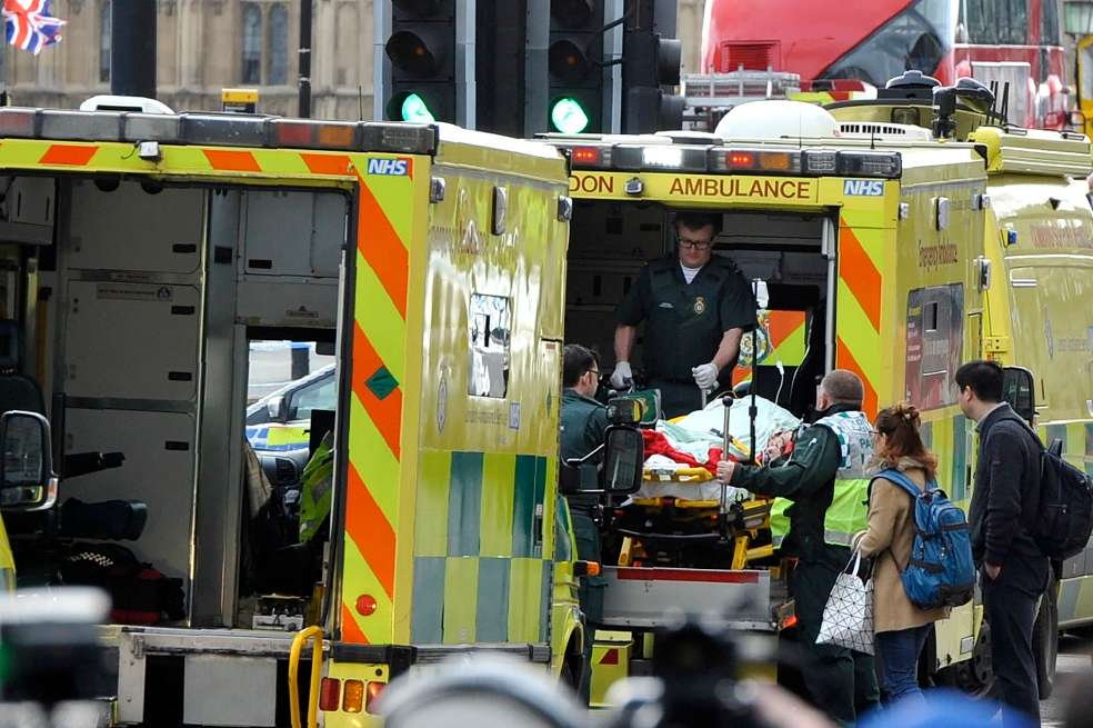 Ambulancias y cuerpos de seguridad llegaron a Westminster para atender a los heridos. / AFP