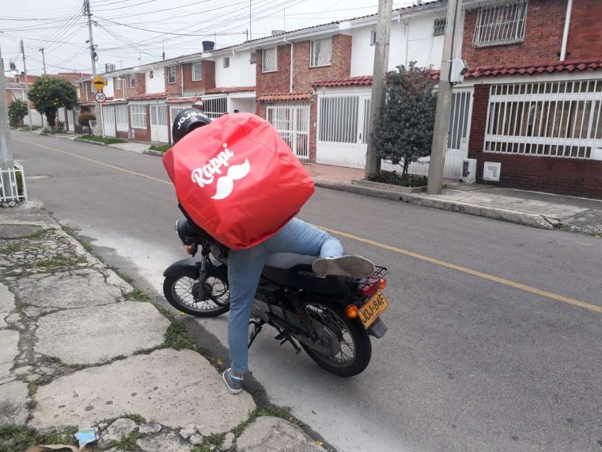 No tenemos horario, pero normalmente nos conectamos a las 8 de la mañana. Antes de esta emergencia trabajábamos hasta tarde, un fin de semana hasta la 1 o 2 de la mañana. Ahorita sólo hasta las 5 de la tarde. Uno no deja de sentir miedo a contagiarse. Hasta ahora estamos sanos y esperamos lo mismo de nuestras familias en Venezuela, que están aguantando con las provisiones que tienen hasta que les podamos girar algo y alguien puedair a reclamarlo a Cúcuta.