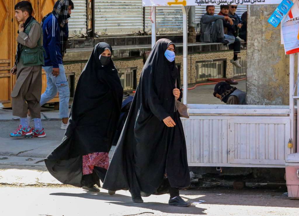 Kabul (Afghanistan), 14/08/2023.- Afgan women walk on a road on the eve of the second anniversary of taking over the government in Kabul, Afghanistan, 14 August 2023. The Taliban's ascent to power on 15 August 2021 has led to the strictest interpretation of Shariah or Islamic law, resulting in a complete reversal of the women's rights ensured in recent years. Meanwhile, the takeover has led to the country being isolated internationally, after the international community turned back on the new Taliban government and imposed sanctions whose burden is being borne by common Afghans. (Afganistán) EFE/EPA/SAMIULLAH POPAL