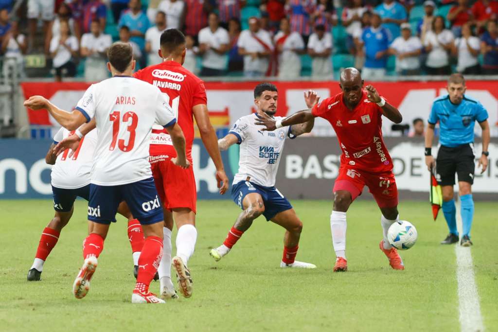 AMDEP8375. SALVADOR (BRASIL), 15/07/2025.- Cauly Souza (c) de Bahía disputa un balón con Marcos Mina de América este martes, en un partido de la eliminatoria para octavos de final de la Copa Sudamericana entre Bahía y América de Cali, en el estadio Arena Fonte Nova en Salvador (Brasil). EFE/ Rafael Martins