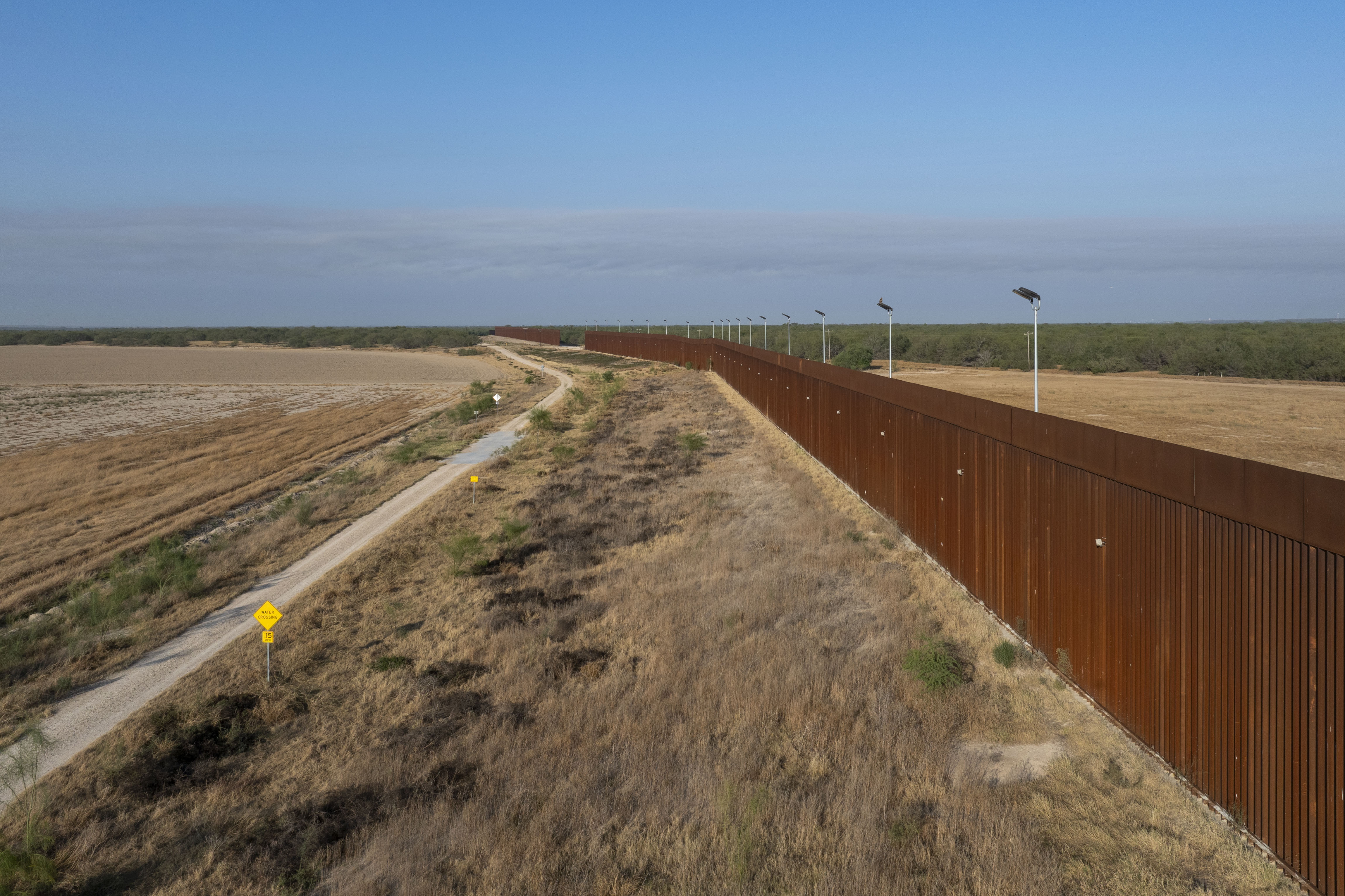La Grulla (United States), 27/11/2024.- Existing sections of the border wall in La Grulla, Texas, USA, 27 November 2024. On a neighboring property, Texas recently began construction of a border wall and earlier this month purchased a 1,400 acre tract of land along Mexican border in Starr County, Texas. According to a 20 November 2024 press release from the Texas General Land Office, the state has offered the land 'for the construction of deportation facilities and staging areas to carry out the Trump Administration's plans to deport illegal immigrants beginning in 2025'. EFE/EPA/MICHAEL GONZALEZ