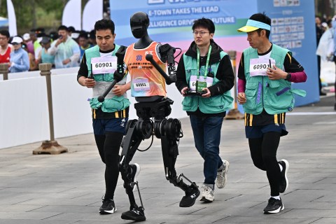 Hito tecnológico: Tiangong Ultra gana la primera media maratón de robots en China