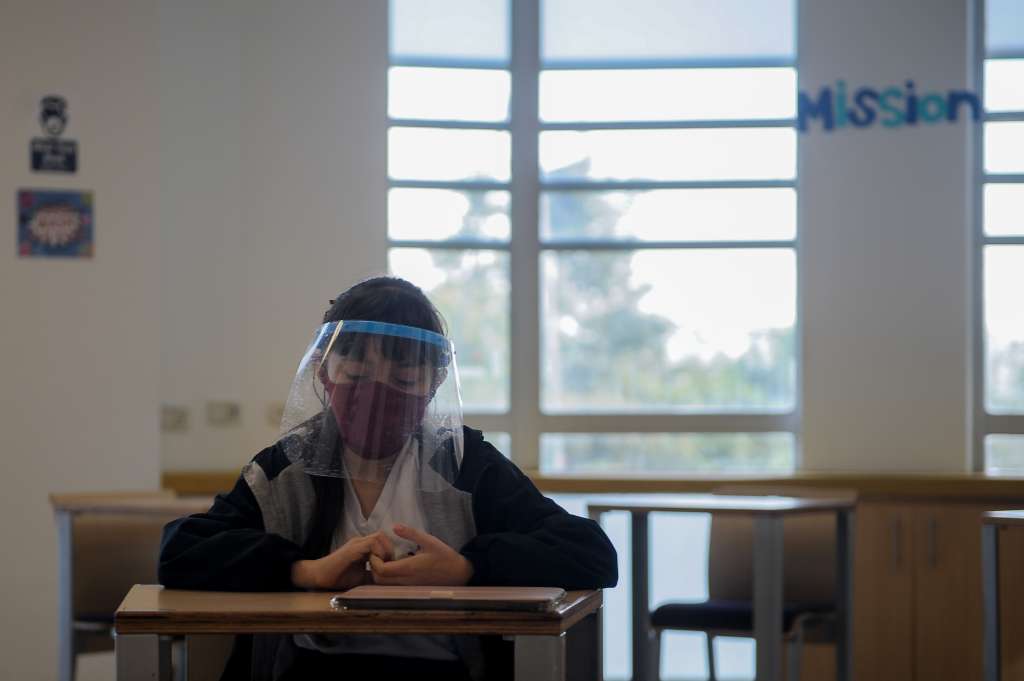 Se debe garantizar el distanciamiento físico de 1 metro al interior de las aulas y de 2 metros en otras áreas.