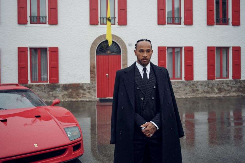El piloto británico Lewis Hamilton posa frente a la sede de Ferrari en Emilia Romaña, Italia.