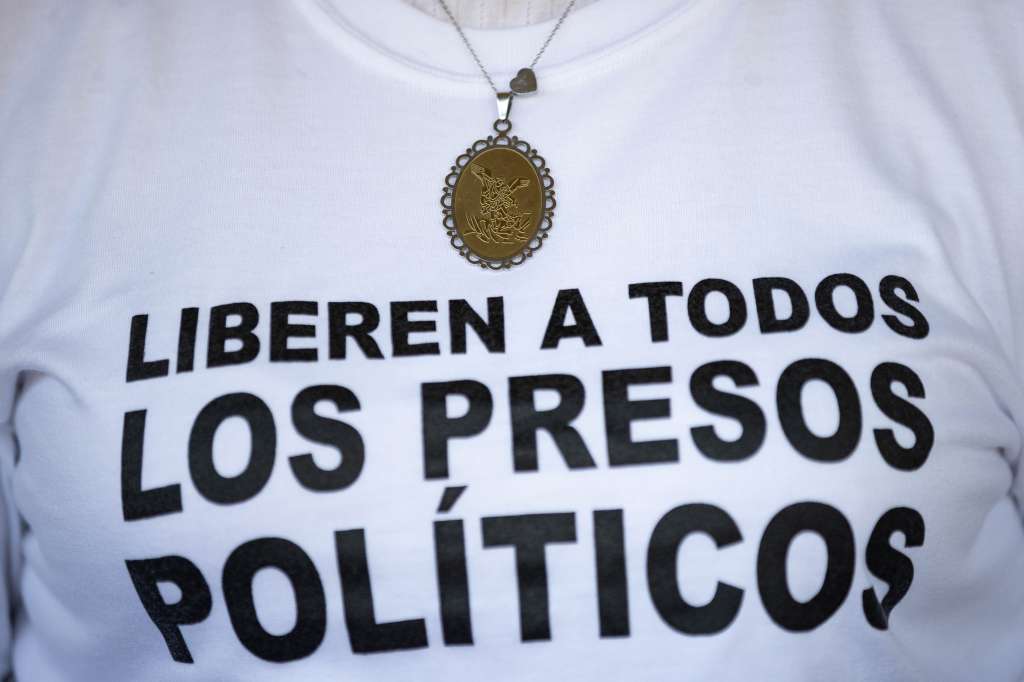 -FOTODELDÍA- AME4803. CARACAS (VENEZUELA), 11/12/2024.- Fotografía donde se observa una camisa con el mensaje " liberen a todos los presos políticos" durante una rueda de prensa en la Conferencia Episcopal Venezolana, este miércoles, en Caracas (Venezuela). Familiares de "presos políticos" pidieron a la Iglesia católica, mediante una carta entregada a la Conferencia Episcopal Venezolana (CEV), que intervenga para que liberen a sus allegados, tanto en el contexto electoral como anteriormente. EFE/Ronald Peña
