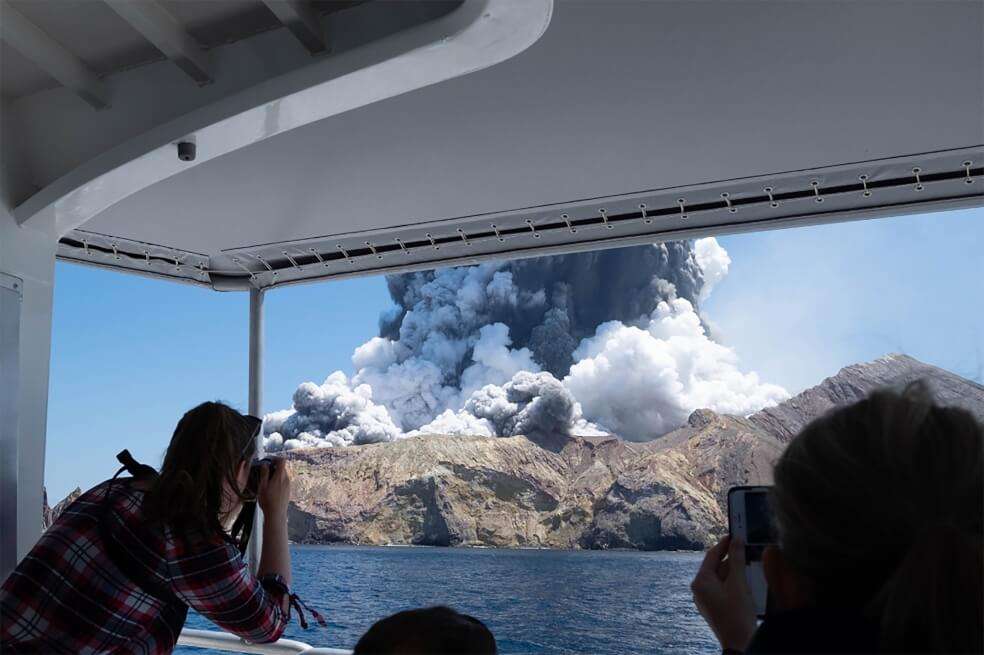 Varios grupos de turistas alcanzaron a ser evacuados de la isla en la que se produjo la erupción. / AFP