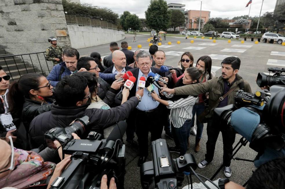 Pablo Catatumbo y Carlos Losada, a la entrada del búnker de la Fiscalía en Bogotá. / Prensa Farc