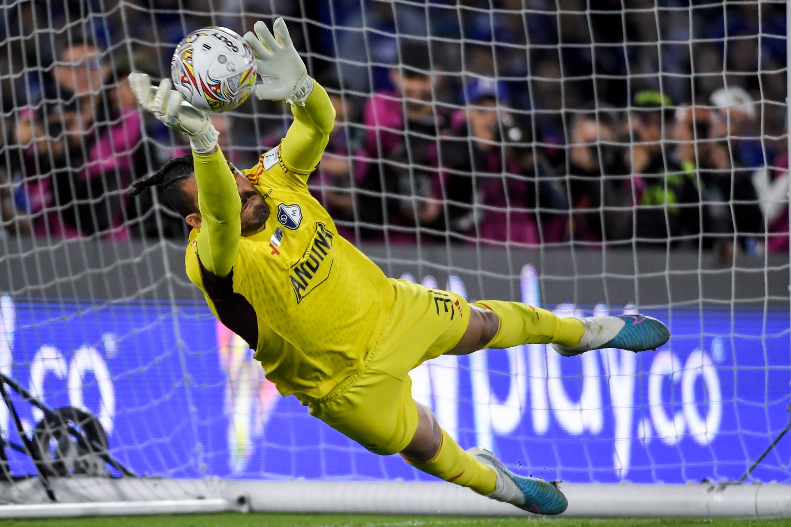 El arquero de Millonarios, Álvaro Montero, atajó dos penales que fueron claves en el triunfo ante Atlético Nacional en El Campín.