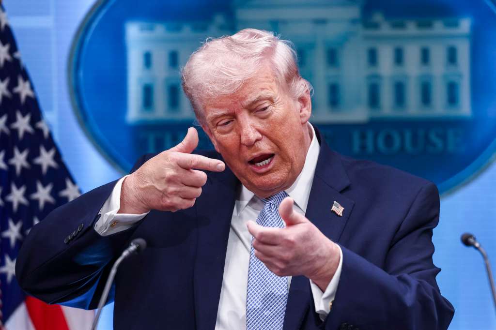 WASHINGTON (United States), 06/04/2026.- US President Donald Trump gestures as he responds to a question from the news media during a briefing on Iran from the White House in Washington, DC, USA, 06 April 2026. EFE/EPA/JIM LO SCALZO