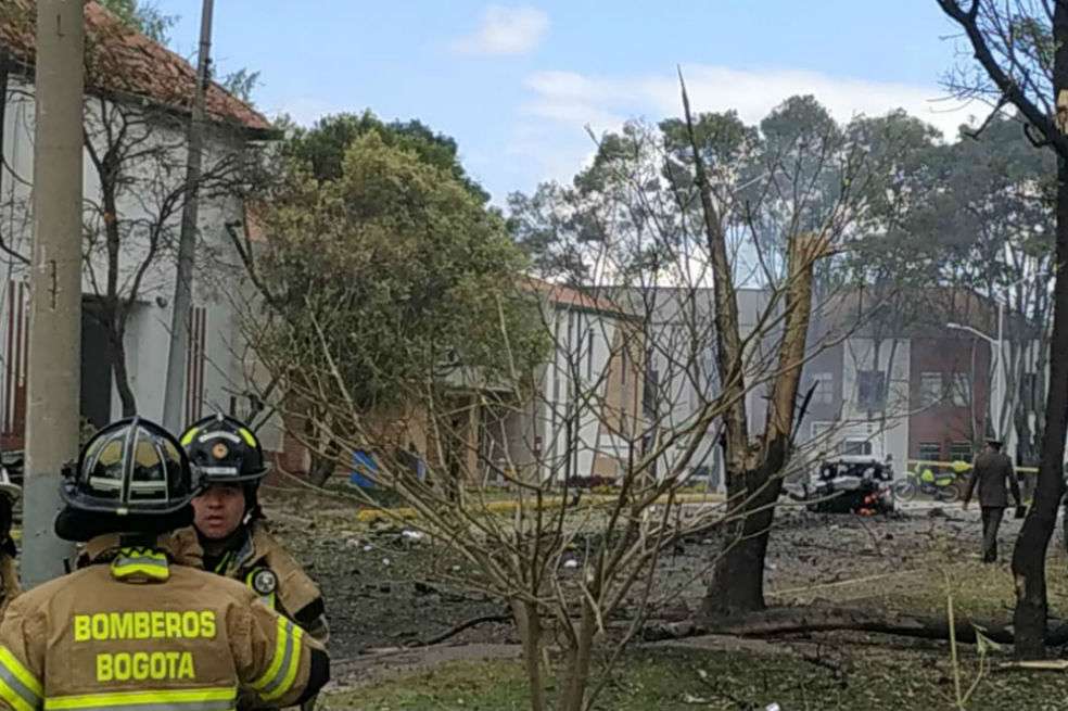 Los restos del carro bomba, una camioneta Nissan modelo 1993 cargada con 80 kilos de pentolita, que explotó el jueves en la mañana dentro de la Escuela de Cadetes de Policía General Santander.