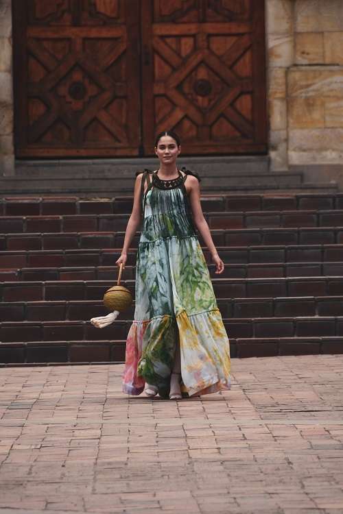 Esta colecciónestá inspirada en Alicia del Carmen Socarrás, tía paterna del diseñador.Una mujer caribeña amante de los bolsos, los zapatos y las joyas. Gracias a su armario Juan Pablo descubrió la moda y obtuvo su primer referente en este tema.