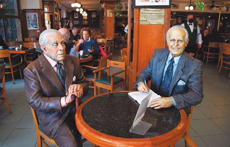 Estatuas de Jorge Luis Borges y Adolfo Bioy Casares en el café La Biela.
/ Archivo