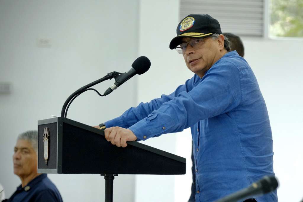 AME4497. OCAÑA (COLOMBIA), 27/01/2025.- Fotografía cedida por la Presidencia de Colombia del mandatario Gustavo Petro durante un consejo de ministros este lunes, en Ocaña (Colombia). Petro se mostró confiado en que el Gobierno pueda consolidar el control en la frontera con Venezuela, pues la violencia de la guerrilla del Ejército de Liberación Nacional (ELN) en la región del Catatumbo ha dejado al menos 41 muertos en 11 días. EFE/ Presidencia de Colombia /SOLO USO EDITORIAL NO VENTAS /SOLO DISPONIBLE PARA ILUSTRAR LA NOTICIA QUE ACOMPAÑA (CRÉDITO OBLIGATORIO)