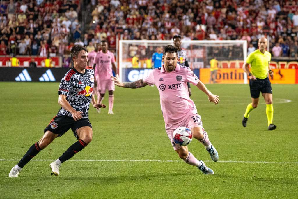 CDA101. HARRISON (ESTADOS UNIDOS), 26/08/2023.- Lionel Messi del Inter de Miami controla el balón ante jugadores del New York RB hoy, durante un partido de la MLS entre New York RB y el Inter Miami en el estadio Red Bull Arena en Harrison, New Jersey (Estados Unidos). EFE/ Ángel Colmenares