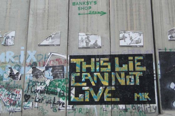 El muro que encierra a Cisjordania está cargado de mensajes de escepticismo frente al incipiente proceso de paz entre Palestina e Israel. / Daniel Salgar