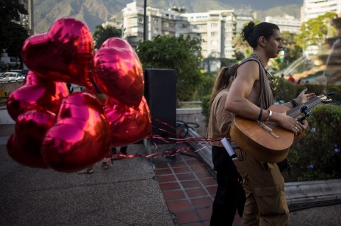 ¿Va a comprar globos de amor y amistad? Que no tengan hidrógeno artesanal, un gas explosivo