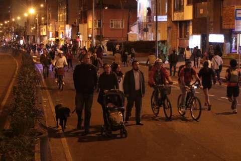 Más de dos millones de personas participaron en la ciclovía nocturna