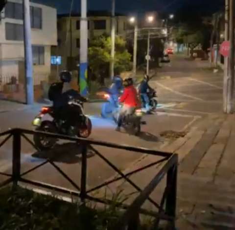 Piques ilegales desatan disturbios en La Macarena: vecinos y moteros chocan