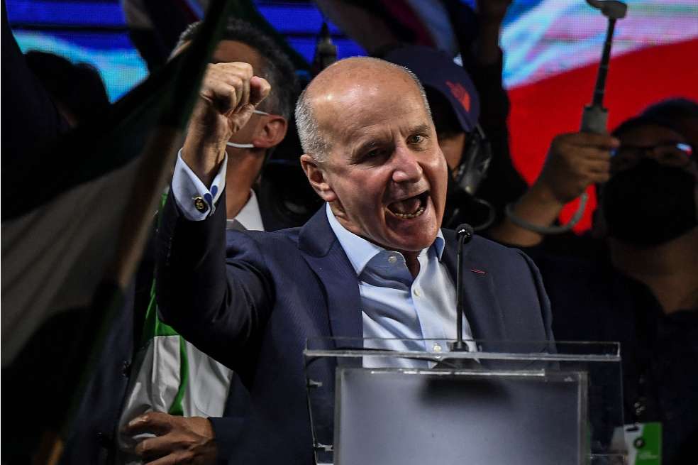 José María Figueres, de 67 años, del Partido Liberación Nacional (PLN), lidera el escrutinio con 27 % de los votos. Sin embargo, este resultado no fue suficiente para que ganara en primera vuelta.