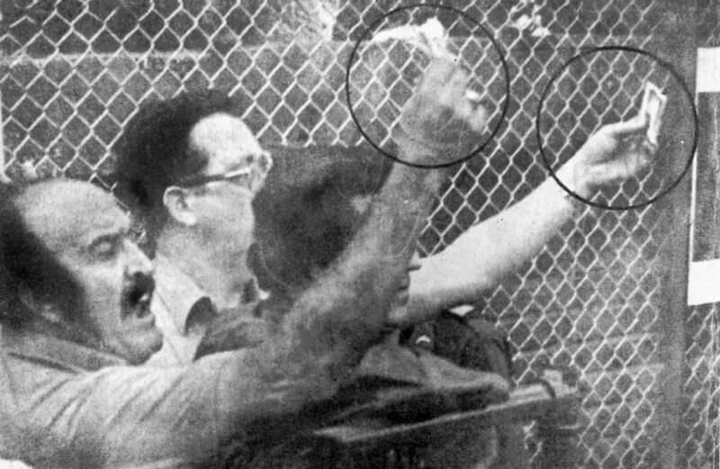 El expresidente de Nacional, Hernán Botero Moreno (de gafas), mostrando fajos de dólares a un árbitro en 1981. / Archivo