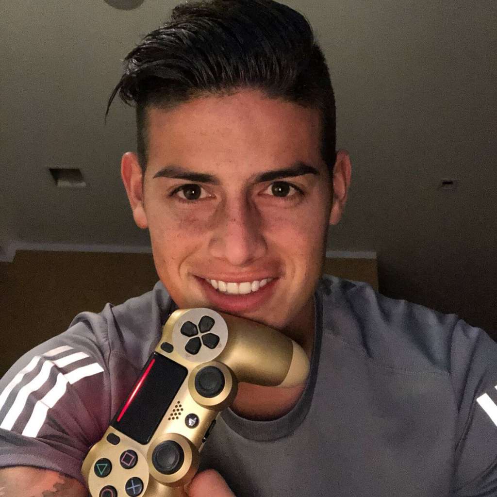 James Rodríguez se salió con la suya organizando este fin de semana el torneo internacional de PlayStation “Champlay”. Quien le ayudó en la jornada en línea para recolectar fondos de ayuda en la lucha contra el coronavirus fue su cómplice de videojuegos, el cantante Maluma. Convencieron hasta al argentino Paulo Dybala, jugador de la Juventus que apenas está saliendo del tratamiento contra el COVID-19. El Equipo Europa es liderado por James, Dybala, Sergio “Kun” Agüero, Facundo Campazzo, el tenista Dominic Thiem, Mariano Di Vaio, Leandro Paredes y Chicharito Hernández. Se enfrentan al Equipo LatAm, comandado por los tenistas Diego “Peque” Schwartzman y Juan “Pico” Mónaco, junto a René “Residente” Pérez Joglar, Chino Darín, Eduardo “Toto” Salvio, Paulo Londra, Filipe Luis y Maluma. Extrañó que no confirmara otro adicto al Play, Juan Fernando Quintero. Las donaciones se hacen a través de la billetera digital de Mercado Pago en Colombia, botón “donar por el COVID-19”, al seleccionar “Cruz Roja”. 