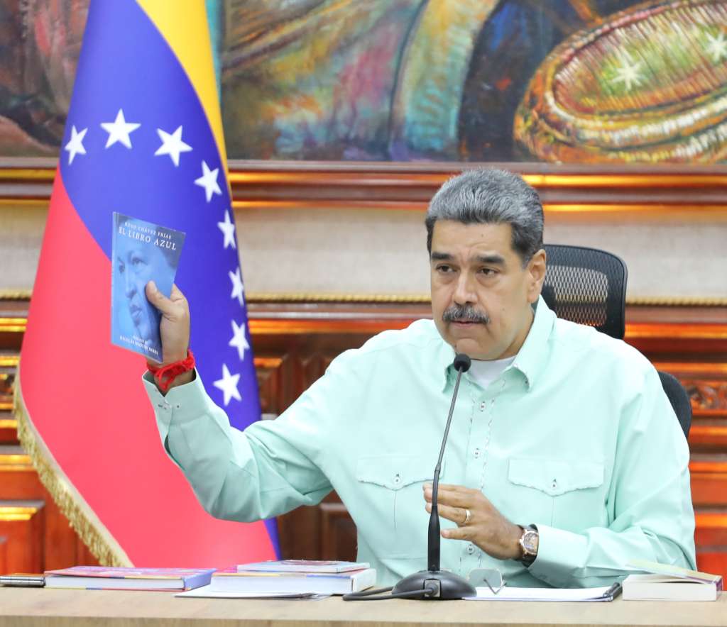 AME9113. CARACAS (VENEZUELA), 06/01/2025.- Fotografía cedida por Prensa Miraflores del presidente de Venezuela, Nicolás Maduro, en un acto de gobierno en Caracas (Venezuela). Maduro involucró al Gobierno de Argentina con un supuesto plan de atentar contra la vicepresidenta ejecutiva del país caribeño, Delcy Rodríguez, entre otras "actividades terroristas" por las que -indicó- fueron detenidos 125 "mercenarios" extranjeros. EFE/ Prensa Miraflores / SOLO USO EDITORIAL/ SOLO DISPONIBLE PARA ILUSTRAR LA NOTICIA QUE ACOMPAÑA (CRÉDITO OBLIGATORIO)