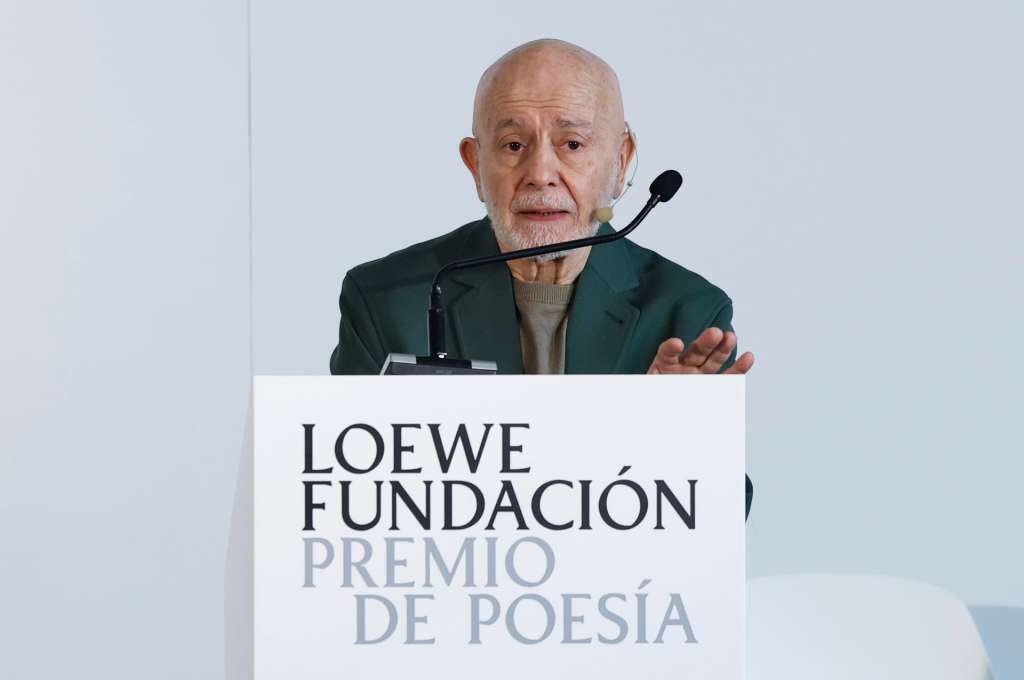 MADRID, 11/03/2026.- El sacerdote, escritor, ensayista y poeta argentino Hugo Mujica interviene tras recibir el Premio Internacional de Poesía Loewe, en su 38º edición por el libro 'Las hojas, la brisa, y la luz danza las sombras ', durante la entrega del galardón este miércoles en Madrid. EFE/ Chema Moya