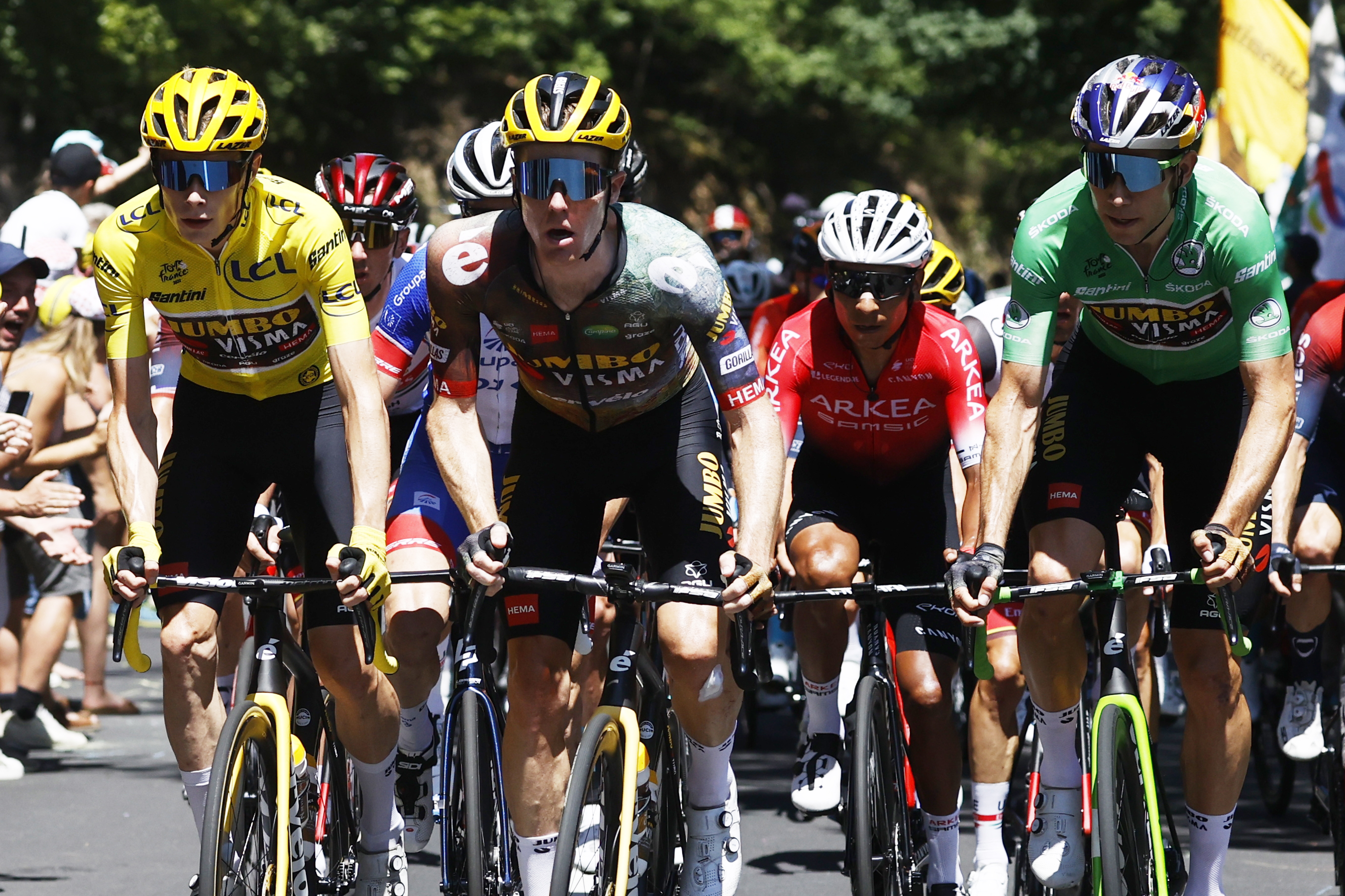 Saint-etienne (France), 16/07/2022.- The Yellow Jersey Danish rider Jonas Vingegaard (L) of Jumbo Visma and the Green Jersey Belgium rider Wout Van Aert (R) of Jumbo Visma in action during the 14th stage of the Tour de France 2022 over 192.5km from Saint-Etienne to Mende, France, 16 July 2022. (Ciclismo, Bélgica, Francia) EFE/EPA/Guillaume Horcajuelo