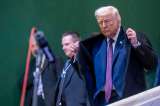 Trump, otra vez con moretones: la Casa Blanca dice que es por golpes contra una mesa